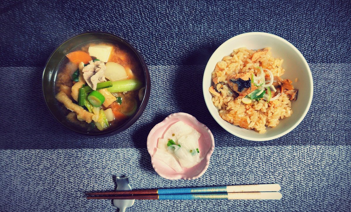 Gr_Key's tweet image. 本日の夕飯
山梨のブランド鱒らしい、富士の介の炊き込みご飯🍚
ご近所から大量にもらった野菜たっぷり豚汁🥬
山梨のクラフトビール、黒蜜ときなこの桔梗信玄ブラック🍺

#おうちごはん #豚汁 #山梨土産