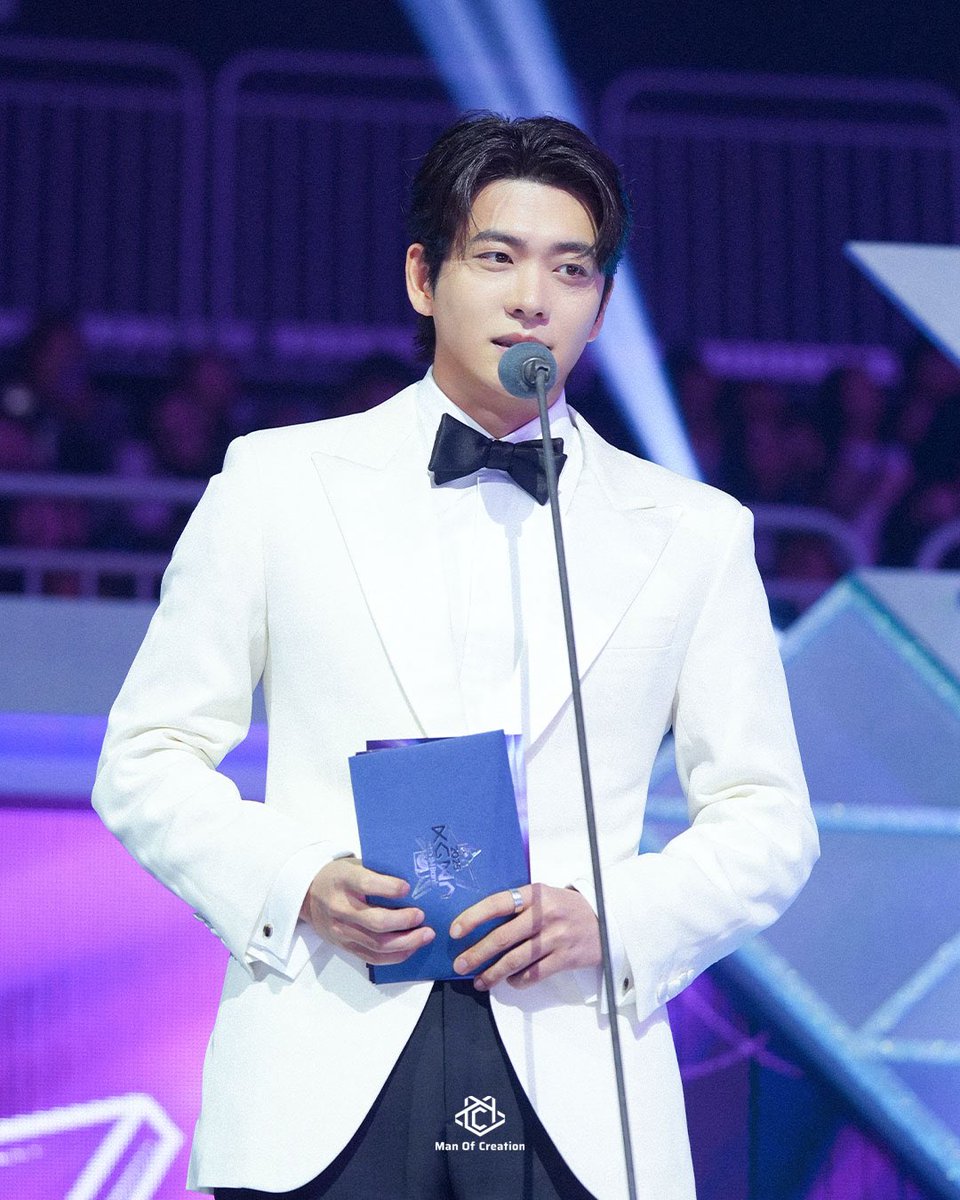 manofcreation0's tweet image. #MOCHIND
#강태오 #KGMA

스윗한 모습🍯 듬뿍 볼 수 있었던
KGMA 시상식에서의 태오 배우!

매력 넘쳤던 시상자 태오 배우 비하인드 함께 보시죠! 📸 

#KANGTAEOH