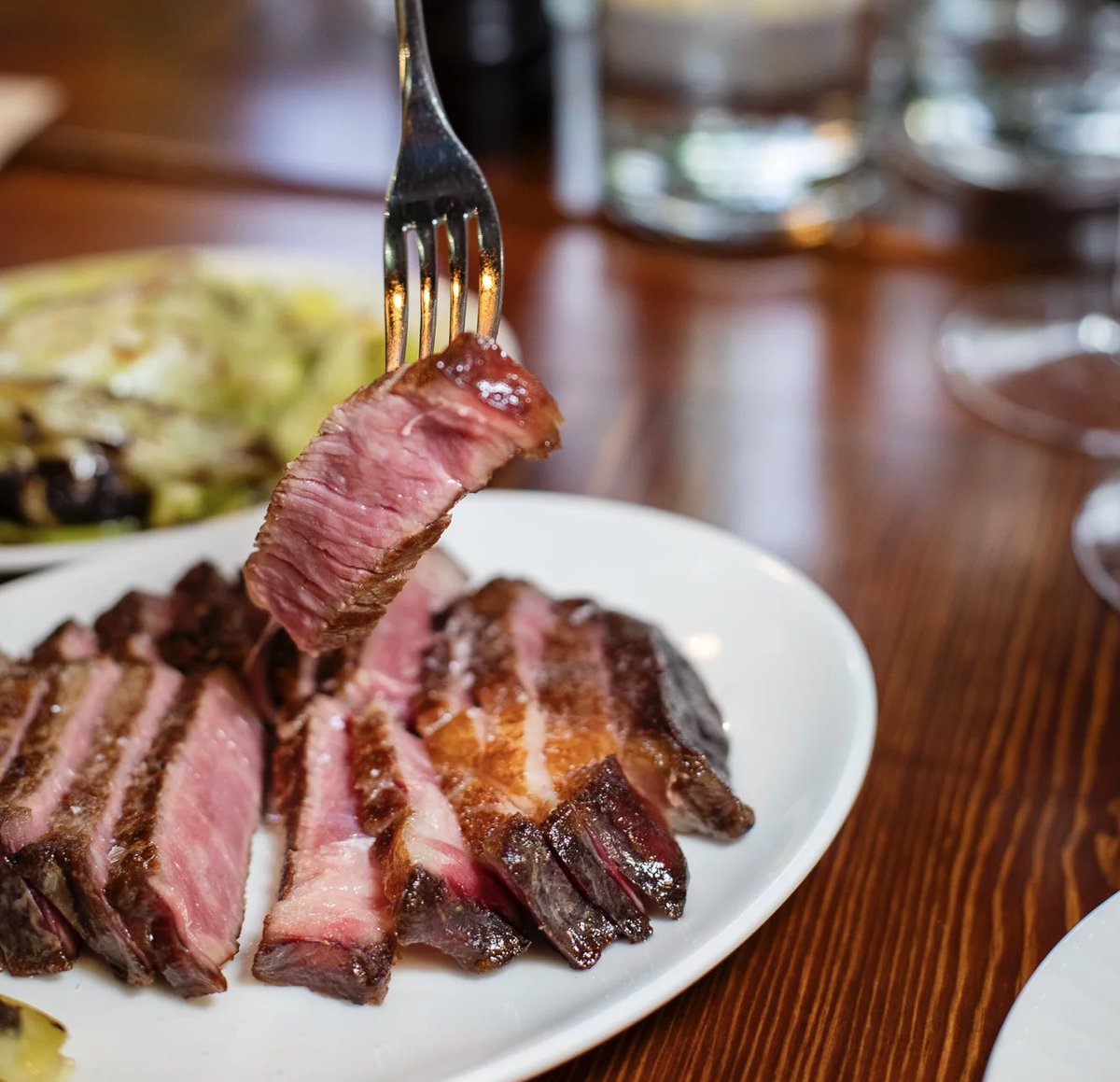 jacekzarzecki's tweet image. Polski Yes Butcher! Shop &amp;amp; Bistro zdobył 2 prestiżowe nagrody w konkursie World Steak Challenge:  stek Beefinity został wybrany  Najlepszym Antrykotem Świata i nagrodzony złotym medalem doskonałości za antrykot z polskiej jałówki Hereford Premium. To Oskar  w świecie mięsa.