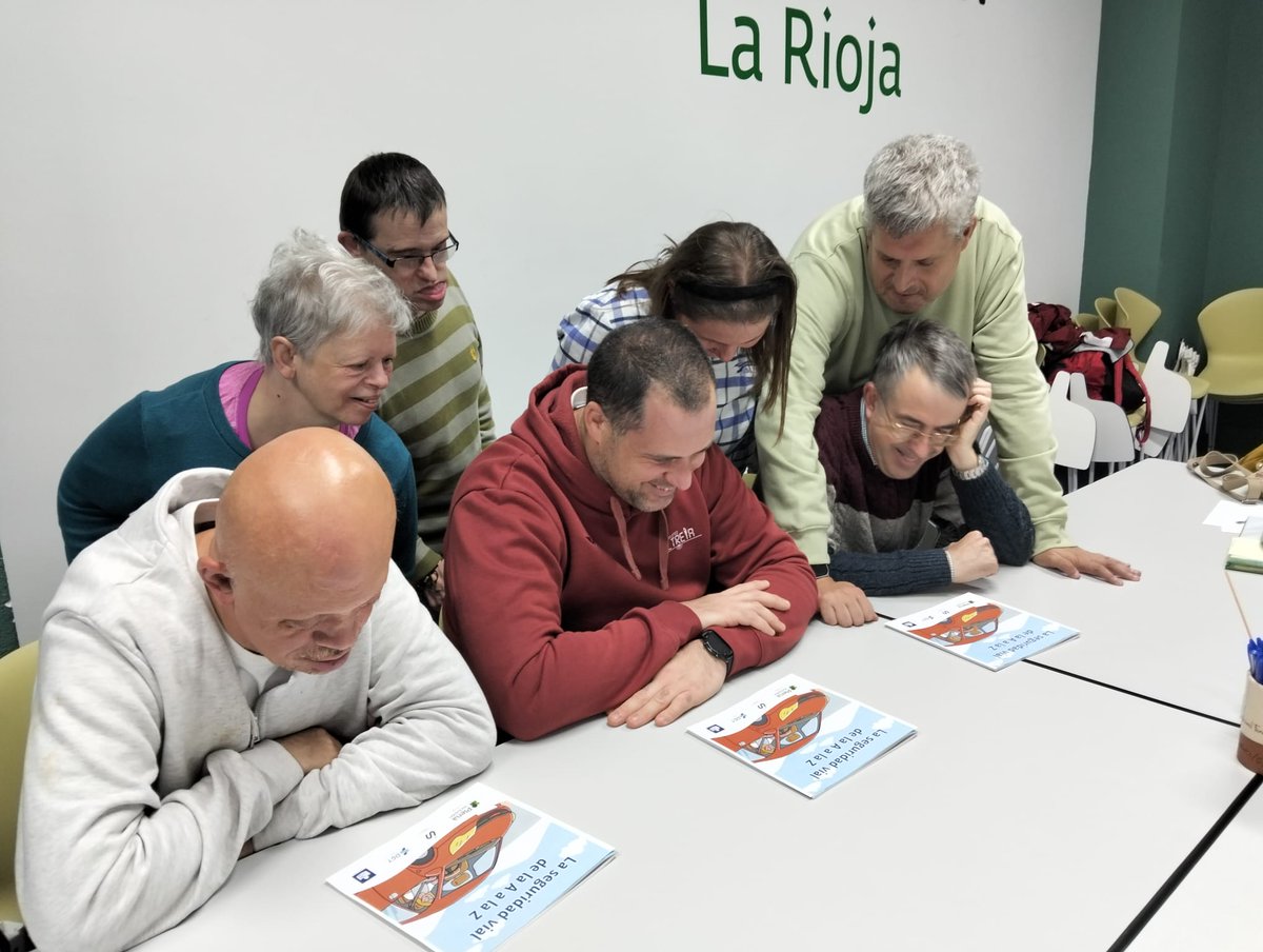 PLENALARIOJA's tweet image. 🚘Nuestro grupo de autogestores y autogestoras
pone a prueba el juego
Seguridad vial de la A a la Z,
que hemos desarrollado
para @OFESAUTO.

El objetivo de esta sesión
es que conozcan el juego, lo disfruten
y lo puedan difundir ellos mismos
entre sus grupos de trabajo.