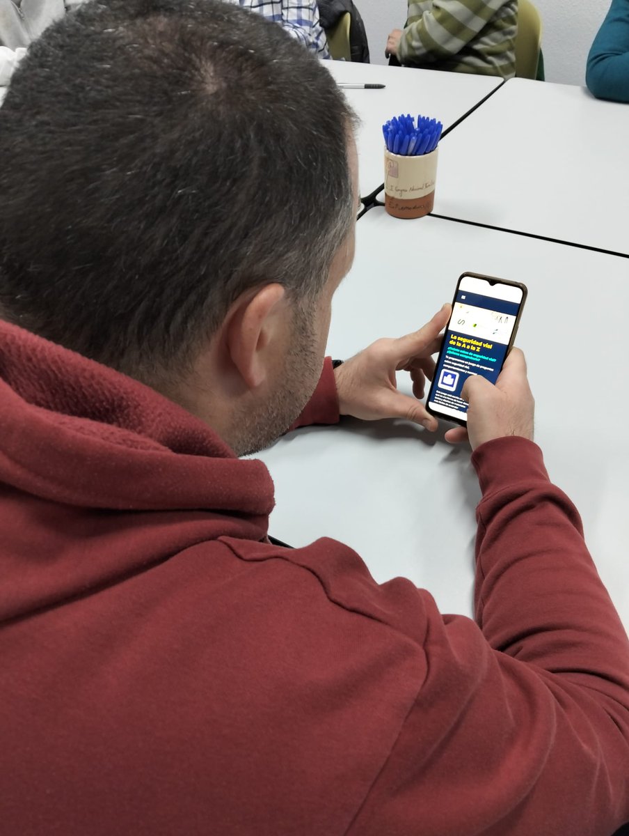 PLENALARIOJA's tweet image. 🚘Nuestro grupo de autogestores y autogestoras
pone a prueba el juego
Seguridad vial de la A a la Z,
que hemos desarrollado
para @OFESAUTO.

El objetivo de esta sesión
es que conozcan el juego, lo disfruten
y lo puedan difundir ellos mismos
entre sus grupos de trabajo.