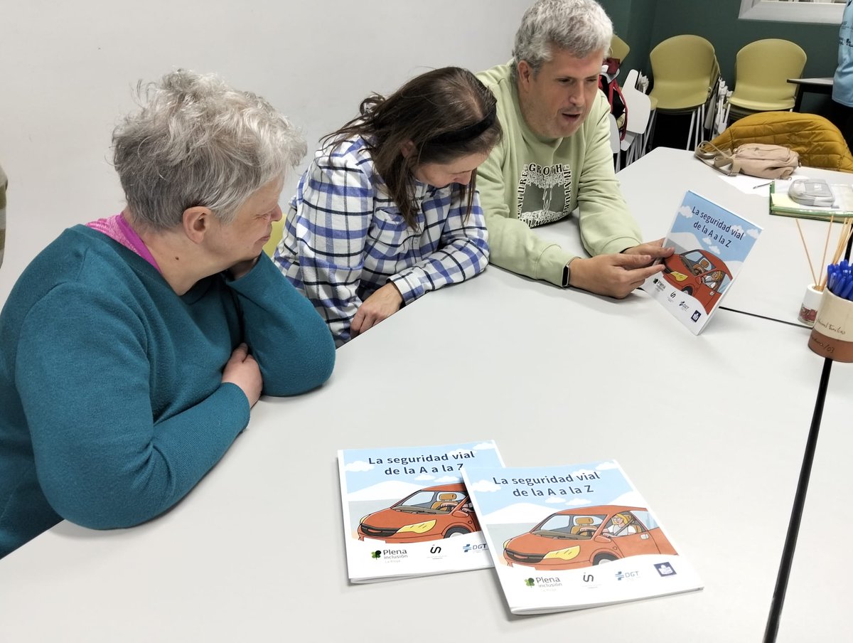 PLENALARIOJA's tweet image. 🚘Nuestro grupo de autogestores y autogestoras
pone a prueba el juego
Seguridad vial de la A a la Z,
que hemos desarrollado
para @OFESAUTO.

El objetivo de esta sesión
es que conozcan el juego, lo disfruten
y lo puedan difundir ellos mismos
entre sus grupos de trabajo.