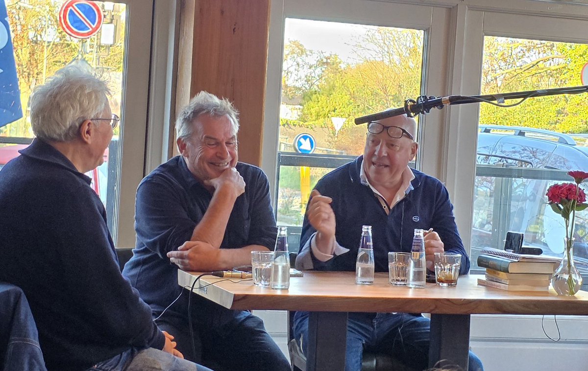 <a href="/LauwersC/">Henk Wals</a> <a href="/HenkBakboord/">Henk Bakboord</a> <a href="/DonArturito/">Arthur van Amerongen</a> <a href="/TheodorHolman/">Theodor Holman</a> <a href="/WaterdrinkerP/">Pieter Waterdrinker</a> Zeker. Ezo Wolf Live is hier terug te zien: youtube.com/live/YplFcUYZY…