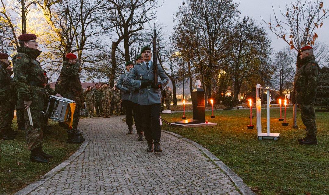Yesterday at Camp Butmir, COM EUFOR MG Florin Barbu, COS EUFOR BG Tibor Szabó, and EUFOR staff attended a ceremonial commemoration for the German National Day of Mourning (Volkstrauertag).
ℹ️tinyurl.com/ycx5rk5b
#StrongerTogether #EUFORBiH #TogetherForBiH #EUFOR #BiH #EUFORYOU