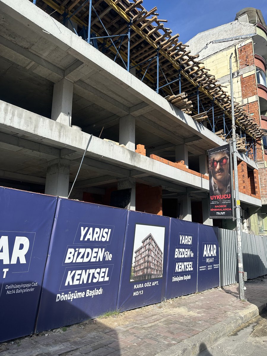 Güngören Marmara Caddesi üzerindeki bir inşaatta kaldırım tarafında koruyucu perde/bariyer bulunmuyor. Bu durum yayalar için ciddi bir güvenlik zafiyeti oluşturuyor. 
Denetim yapılmasını rica ediyorum.
<a href="/Gungorenbld/">Güngören Belediyesi</a> <a href="/Bunyamindemirdr/">Bünyamin DEMİR</a>