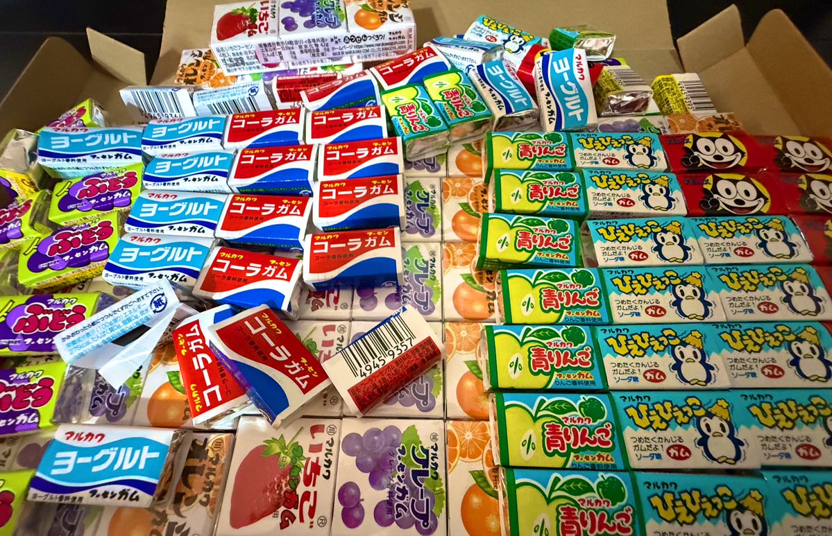 CEOsamohan's tweet image. なんとなく駄菓子屋のガムをAmazonで大人買いしてみたら、これが家に大量にあるというだけで、よう分からんけど幸せな気持ちになるという不思議なライフハック見つけた