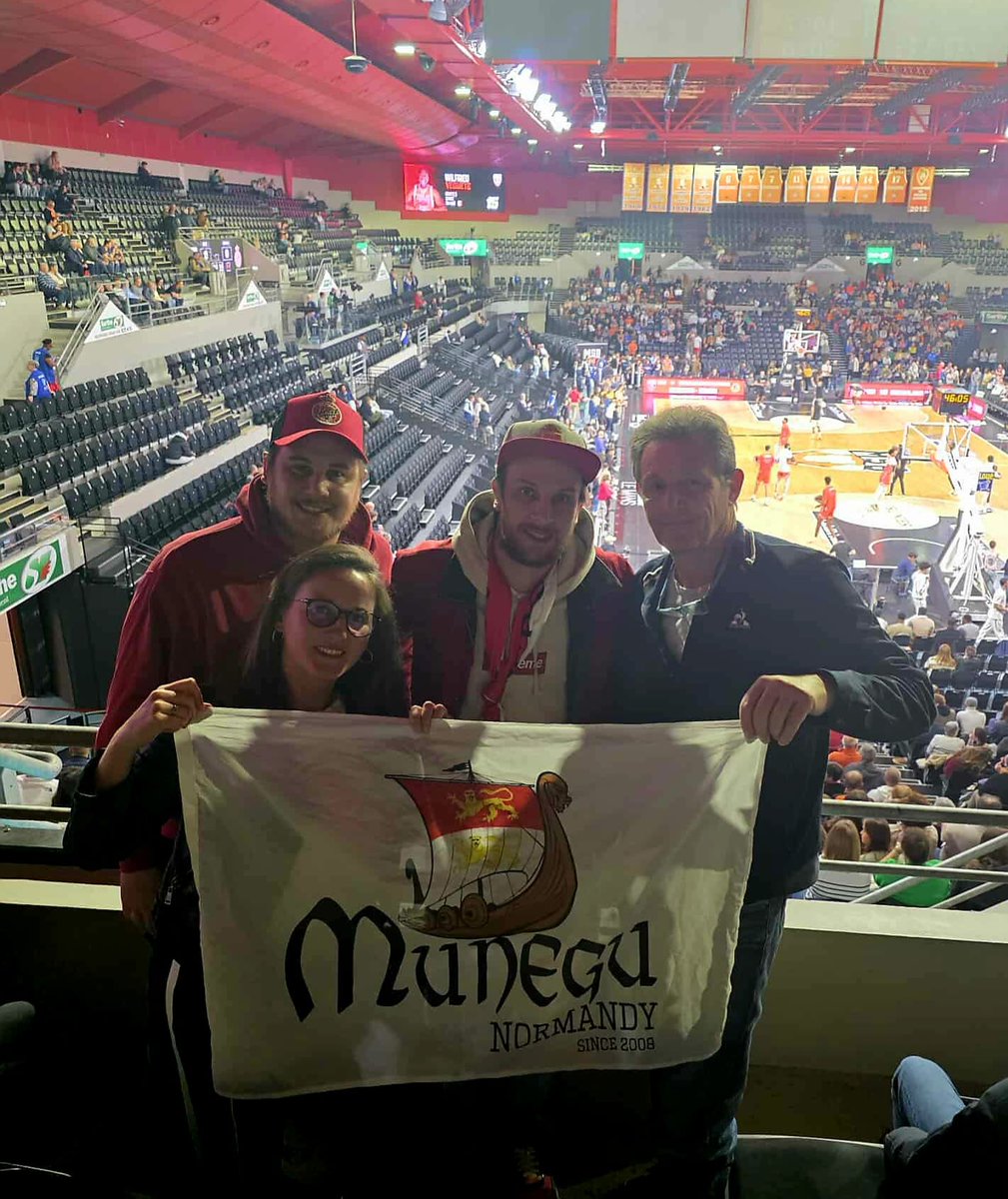 CSMonaco's tweet image. Pas de foot ce weekend ? Pas de souci allons encourager le basket @ASMonaco_Basket ! Merci à notre antenne #CSMNormandie de supporter nos 🔴⚪ dans tous les sports !!! #DagheMunegu #RocaTeam #Partouttoujours