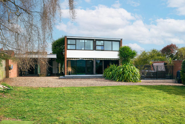 WowHauser's tweet image. I love pretty much everything about this 1960s midcentury modern house in Holt Heath, Worcester. Just had a price drop too. bit.ly/3LJ1oYv