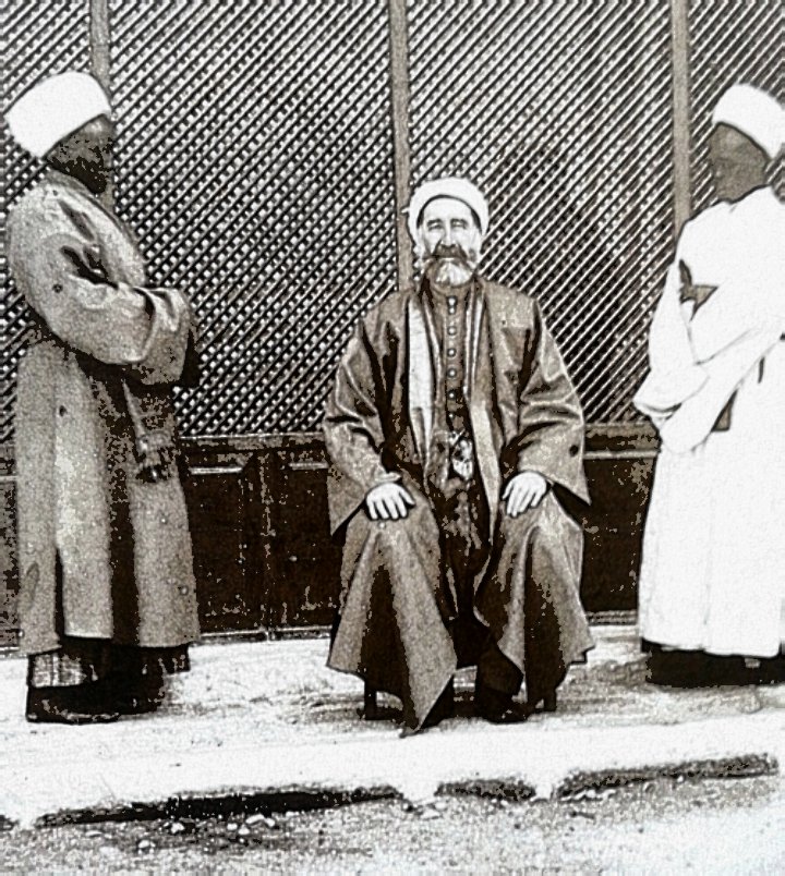 #صورة_من_التاريخ_المدني 

آغاوات الحرم النبوي الشريف
بدأ استخدام الطواشية في الحرم النبوي زمن صلاح الدين الأيوبي (564–589هـ)، إذ عيّن 12 خادمًا من حفاظ القرآن لحراسة المسجد وخدمته، واشترط أن يكونوا من الأحباش، ثم من الروم أو التكارنة أو الهنود عند الحاجة.
تطورت مهامهم لتشمل حراسة