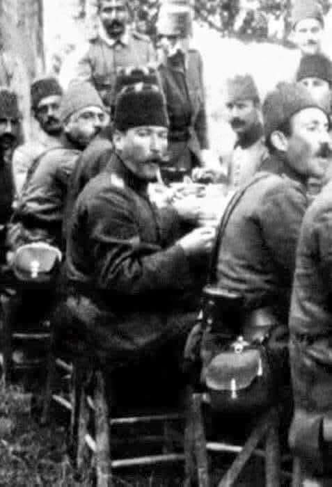 Hiç Söylediler mi.??

Çankaya Köşkü’ndeyken en lüks yemeğinin kuru fasülye pilavdan öteye gitmediğini, Devlet meselelerini tartışmaktan sofrada yemeğini yiyemeyip; gece yarısından sonra köşkün aşçısına yumurta pişirttiğini; içeri girdiği zaman sofrada ayağa kalkan kişilere elle