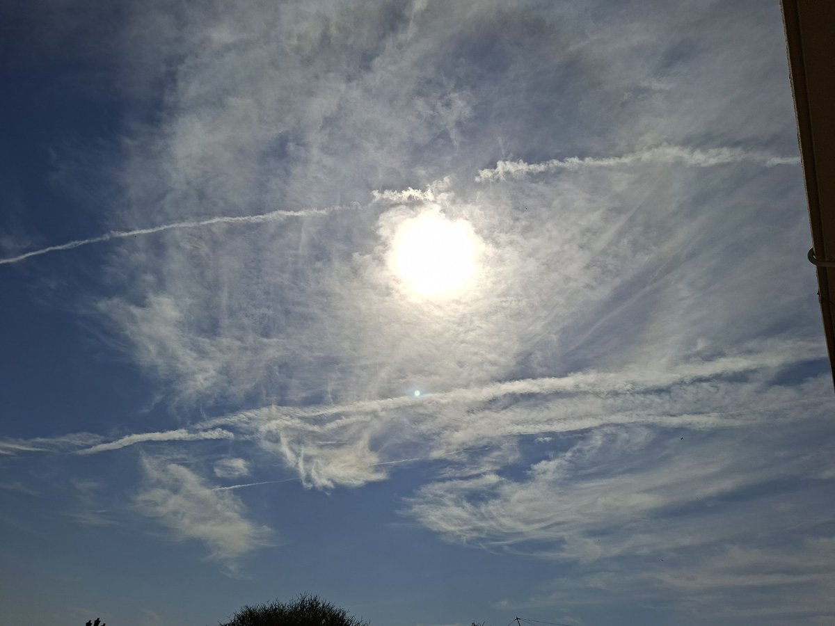 maneno384's tweet photo. Geo-engineering at stake. Very scary to real weatherman. Been observing this since 6 am and how it keeps on unfolding then someone will say there's nothing like cloud seeding. https://t.co/qaLAFAzYRK