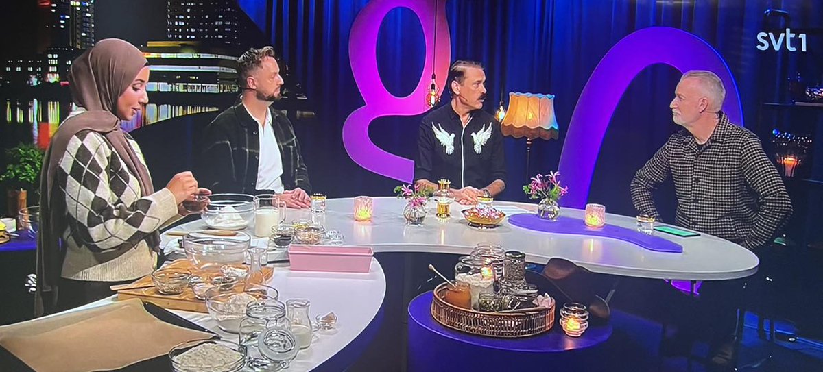 RonieBerggren's tweet image. En kvinna på SVT som behövde hävda sin islamiska övertygelse. Islam krockar överlag med svenska värderingar. Men skuld bör inte läggas på enskilda muslimer utan på de chefer som ger tummen upp. De måste på sikt ställas till svars för att de står på fel sida av historien.
