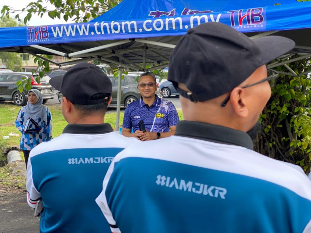 JKRPulauPinang's tweet image. Perasmian program ini telah disempurnakan oleh YBhg Dato&apos; Ir. @Nadzri_majid, Pengarah @JKRPulauPinang  dan turut disertai oleh warga kerja JKR Pulau Pinang, JKR Daerah dan THB Maintenance Sdn. Bhd. 

#iamJKR
#jkrsynergy
#kitajkr
#JasaKepadaRakyat