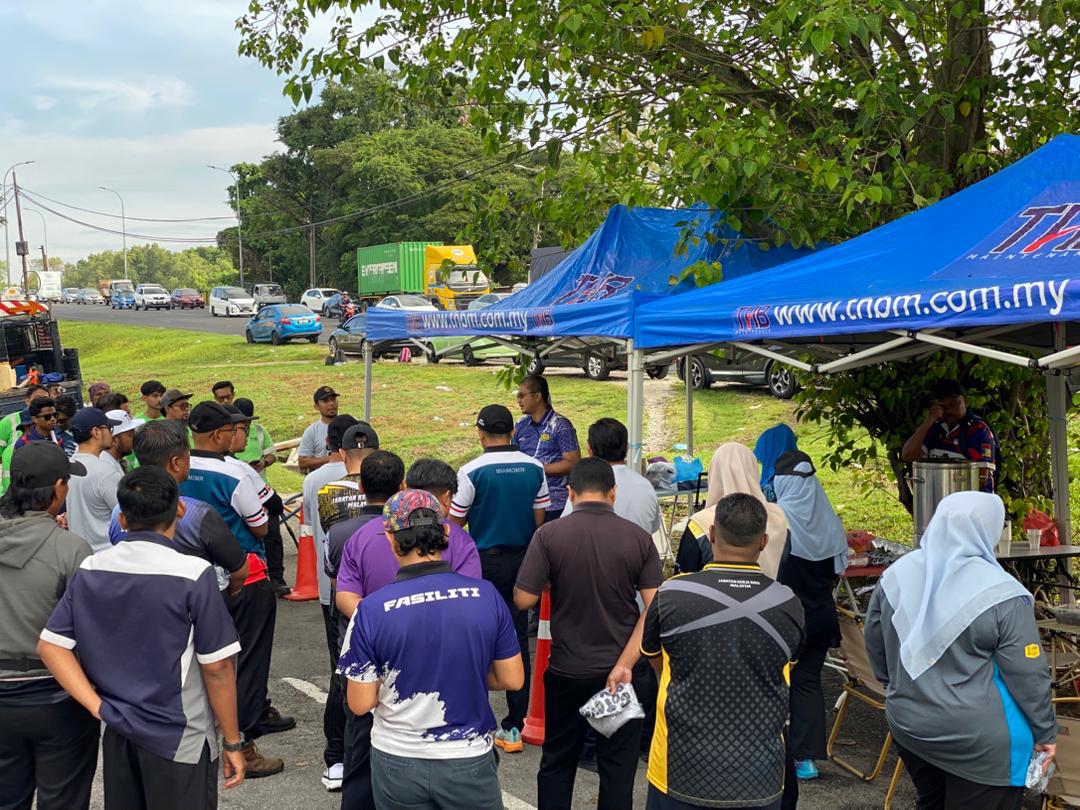 JKRPulauPinang's tweet image. Perasmian program ini telah disempurnakan oleh YBhg Dato&apos; Ir. @Nadzri_majid, Pengarah @JKRPulauPinang  dan turut disertai oleh warga kerja JKR Pulau Pinang, JKR Daerah dan THB Maintenance Sdn. Bhd. 

#iamJKR
#jkrsynergy
#kitajkr
#JasaKepadaRakyat