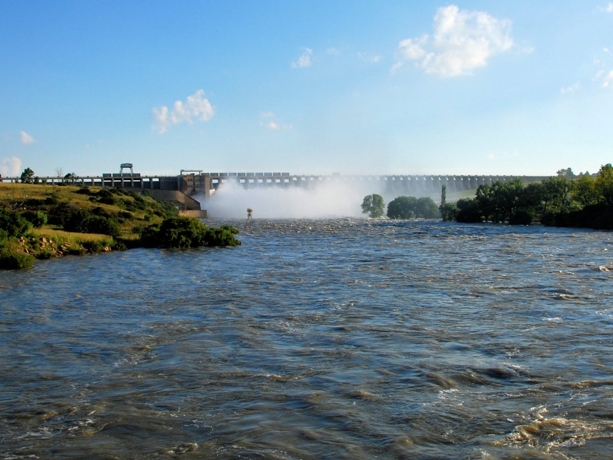 🚨 Vaal River System Update

Due to recent rainfall and rising levels, outflows from the Vaal &amp; Bloemhof Dams will be increased, says <a href="/DWS_RSA/">Water&SanitationRSA</a>.

Communities downstream should remain cautious and follow official alerts.

Read More updates: t.ly/iQ8HZ