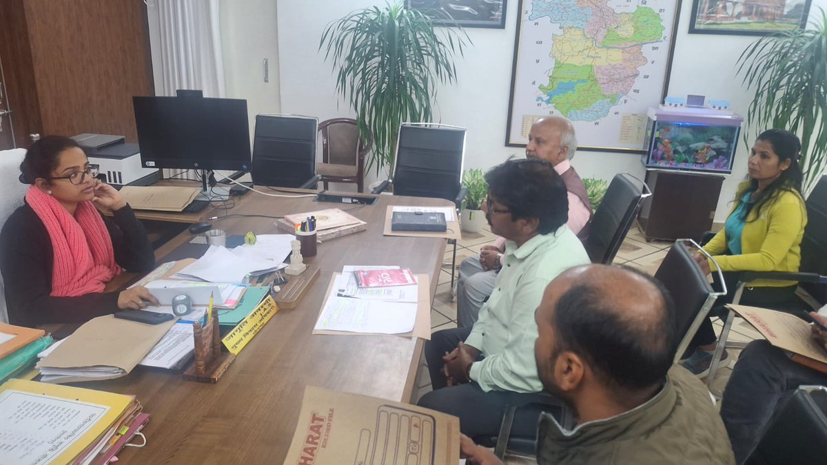 विकास भवन सभागार #सोनभद्र में खेल विभाग एवं युवा कल्याण विभाग द्वारा विभिन्न आयु वर्ग (सबजूनियर, जूनियर एवं सीनियर) में आयोजित खेल प्रतियोगिताओं को मा० सांसद व मा० विधायक खेल आयोजन के संबंध में बैठक की गयी। <a href="/DmSonbhadra/">DM/DEO Sonbhadra</a> <a href="/UpRuralDev/">U.P. Rural Development Dep</a> <a href="/CMOfficeUP/">CM Office, GoUP</a>