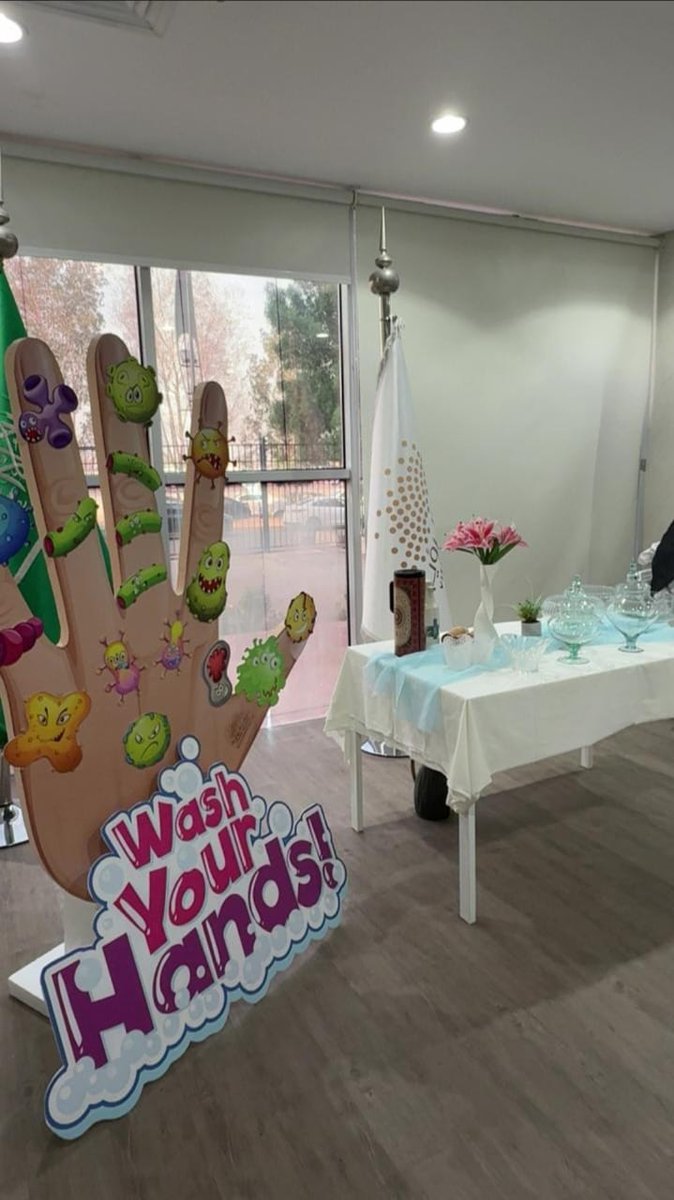 شارك طلبة #كلية_الرؤية الطبية بجدة في فعالية اليوم العالمي لغسل اليدين ومكافحة العدوى التي نظّمتها الكلية، وذلك تعزيزًا للوعي الصحي ونشر ثقافة الممارسات الوقائية السليمة داخل بيئة العمل والمجتمع.

حيث تضمّنت الفعالية أنشطة توعوية وتفاعلية أبرزت أهمية غسل اليدين كخط الدفاع الأول