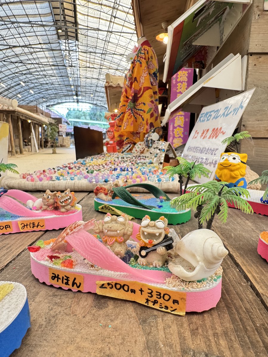 kijimuna_ryukyu's tweet image. こんにちは＾＾沖縄の琉球村です。

いい天気が続いていましたが、また曇りの日が続きそうですね＾＾；

マリン体験ができない日でも
クラフト体験٩( ‘ω’ )و が人気です♪

ドーム内には
ショッピング・お食事・手作り体験コーナーもあり、
急な雨でも安心して楽しめます☔️☀️

しかも 駐車場無料…