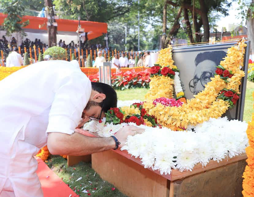 आज हिंदुहृदयसम्राट वंदनीय शिवसेना प्रमुख बाळासाहेब ठाकरे ह्यांच्या स्मृतिदिनानिमित्त पक्षप्रमुख मा. श्री. उद्धव साहेब ठाकरे, आई सौ. रश्मी ठाकरे व महाराष्ट्र नवनिर्माण सेनेचे अध्यक्ष- माझे काका मा. राज साहेब ठाकरे ह्यांच्यासह शिवतीर्थावरील स्मृतिस्थळास भेट देऊन विनम्र अभिवादन