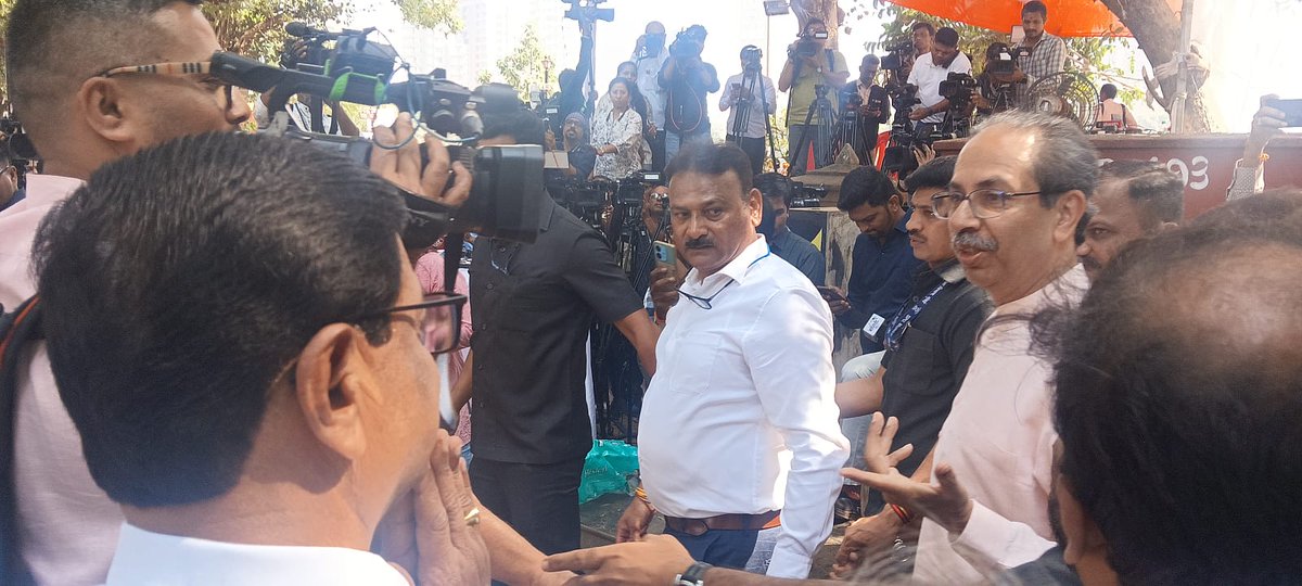 parab_sada's tweet photo. आज बाळासाहेब ठाकरेंच्या स्मृतीस्थळी जाऊन त्यांच्या चरणी अभिवादन केले. मराठी स्वाभिमान आणि शिवसेनेची भूमिका नेहमीच बाळासाहेबांच्या विचारांनी प्रेरित! 🙏🚩
@OfficeofUT @AUThackeray @advanilparab https://t.co/aAnmmPOv0a