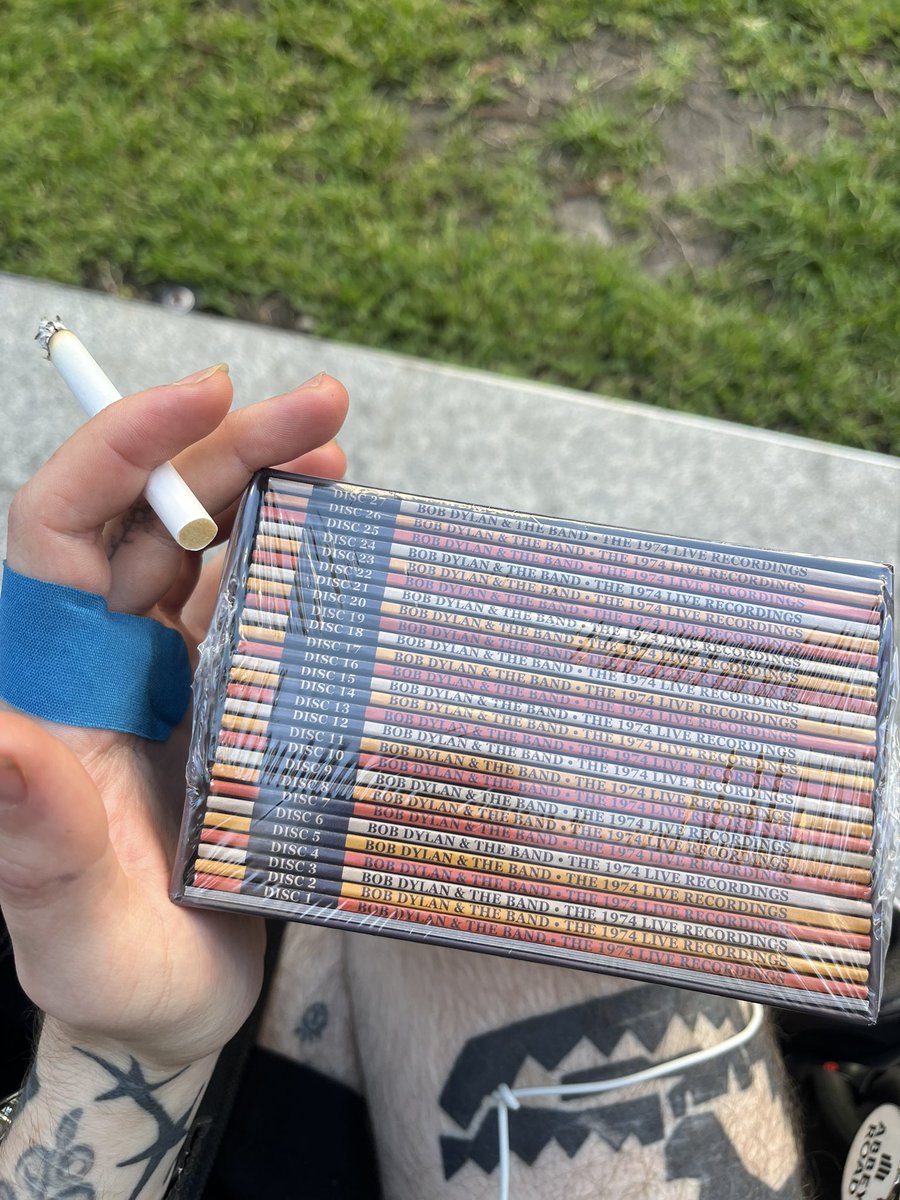 bongfuckr's tweet image. im actually genuinely upset with myself i cant believe i just spent so much money because &quot;i finally saw it in the shops&quot; i literally have 38 dollars in my account now someone please come over and kill mee