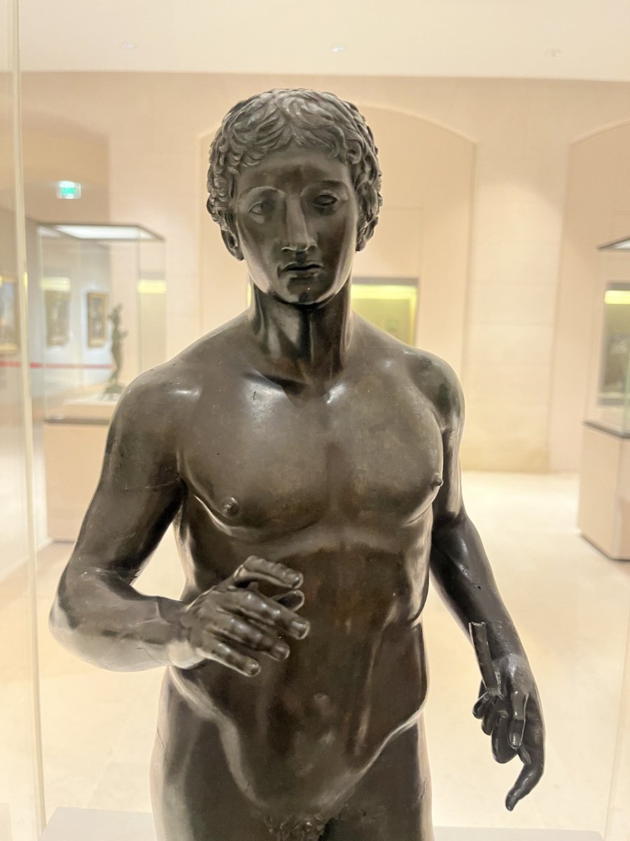 DimitriTilloi's tweet image. Magnifique statue en bronze de l’Éphèbe des Fins d’Annecy, réalisée entre 50 et 30 av. J.-C. et conservée au ⁦@PetitPalais_⁩