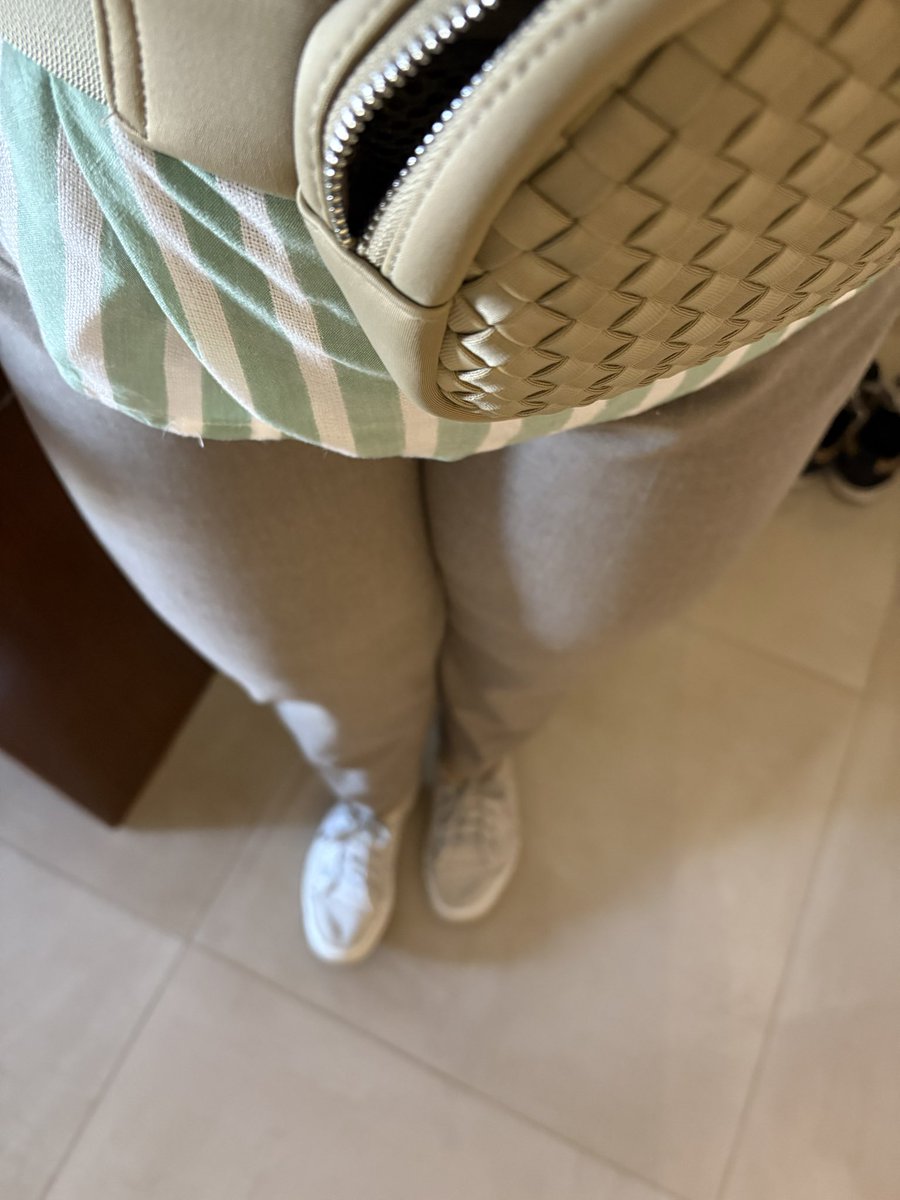 ArtoisLibra's tweet image. #dressedforsuccess Auf zum Frühstück - heute farblich bedeckter und mit Bauchtascherl - wichtiges Gimmick, weil ich beim Weg zum Buffet meine Sachen nicht am Tisch liegenlassen möchte.
So ist das, wenn man alleine unterwegs ist!