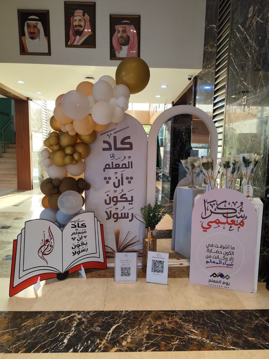 احتفت #كلية_الرؤية الطبية بجدة بيوم المعلم في أجواء مفعمة بالتقدير والامتنان، تقديرًا لعطاء المعلمين وأعضاء هيئة التدريس ودورهم السامي في بناء الأجيال وصناعة المستقبل.

وتخلّل الحفل كلمات شكر وتكريم، إضافة إلى مشاركات طلابية عبّرت بصدق عن فخرهم وامتنانهم لمن كانوا لهم قدوة ومصدر