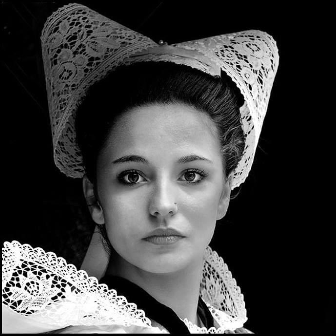 AlainHanel's tweet image. JUSTE POUR DIRE...

EN 2015, je pars pour la Bretagne pour le petit village de La Forêt-Fouesnant.
Je dois y faire un reportage sur le cercle celtique &quot;Ar Bleuniou Kignez&quot;, un groupe folklorique animé par Henri, que j&apos;avais rencontré lors d&apos;un festival à Monaco.
Depuis longtemps,…