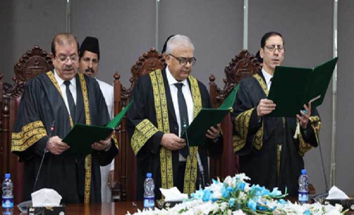 onlineindus's tweet image. Federal Constitutional Court Now Functional as Two Judges Take Oath
onlineindus.com/english/federa…
#FederalConstitutionalCourt #FCCPakistan #judiciaryReforms #JusticeSwearingin #chiefjusticeaminuddin #Pakistan #judiciary #ConstitutionalAmendment #Judicialoverhaul #onlineindusnews