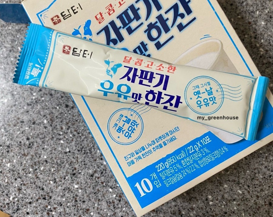 RAOLYjp's tweet photo. 담터  자판기 우유맛 한잔 분말
( ダムト 自販機牛乳粉末スティック )

https://t.co/Siw8kaxBk8

自動販売機の牛乳、その思い出の味をお家で簡単にに楽しみましょう🥰
単に懐かしさを感じられるだけではなく、忙しい日常に癒しと休息を与えてくれる魅力的なアイテムを紹介します🙋‍♀️

"ダムト"の[ 自販機牛乳粉末スティック ] です🍼
容量22gのスティック型粉末です😊
友達や家族と分け合ったり、一人でも気軽に飲める点が魅力的です💕

まず、最大のポイントは手軽さです💫
水に溶かすだけで、いつでもどこでも牛乳一杯を楽しめます✌️
忙しい朝に牛乳を飲めなかった日や、外出中に牛乳が飲みたい時に手軽に解決できます❣️
わざわざ牛乳を買わなくても手軽に一杯の牛乳が作れるので、本当に便利です😁
 
二つ目のポイントは、美味しい味です💫
牛乳の深い濃い味をそのまま盛り込んでいるので、牛乳が好きな方なら一度は味わうとリピート間違いなし🥛
優しい味と香りが絶品なので、その魅力にハマってしまいます🙊
牛乳特有のマイルドで甘い味をそのまま再現しただけでなく、粉末タイプなのに後味はすっきり👍
冷たい水にも溶けやすくて手間なく楽しむことができ、お湯に溶かすと豊かで深い味わいを感じることができます😍
温かい牛乳に入れて飲むと、更に美味しいのでオススメです🙋

三つ目のポイントは、コストパフォーマンス💫
一つずつ取り出して手軽に使えるので、経済的な面でも素晴らしい商品です👏
コスパ重視な方に特にお勧めしたいです👀

ちなみに、様々な活用方法があります❣️
ただ水に溶かして飲むだけじゃなくて、スムージーやデザートに活用することもできます🥤🍹
また、シナモンパウダーやココア粉を軽く振りかけると、より豊かな風味を感じることができます🍫
ベーキングの材料として使用し、クッキーやマフィンなどを作ってみるのもアリです🍪🧁

「ダムト自販機牛乳味一杯」を飲みながら、幸せな時間を過ごしてみてはいかがでしょうか？🤗

#韓国旅行 #韓国お土産 #韓国コンビニ #韓国スーパー #담터 #牛乳 #우유 #milk #자판기 #韓国限定 #韓国お菓子 #ばらまき用 #韓国料理