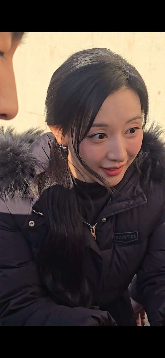 bucheon2024's tweet photo. 김지원 배우님 퇴근길 팬서비스 미쳤다
#김지원 #KimJiWon #퇴근길 #팬서비스

https://t.co/OjIJqFec0U https://t.co/2syvtUhDDt