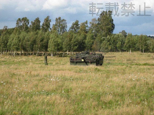 HJ80831183's tweet image. ⑥Sタンク実車画像。訓練展示。珍しい光景だと思います。SタンクはB型より全車ドーザブレードを装備しており、工兵、重機の支援無くとも自力で掘り、稜線を作りハルダウンする事が出来ます。＊実際はこの後偽装すると思いますが、展示なのでこの後埋め戻したと思います。
hjmodelkit.com/hjmm008