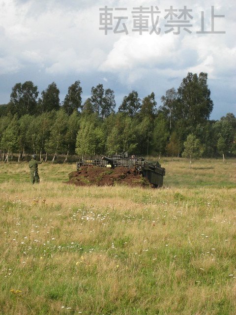 HJ80831183's tweet image. ⑥Sタンク実車画像。訓練展示。珍しい光景だと思います。SタンクはB型より全車ドーザブレードを装備しており、工兵、重機の支援無くとも自力で掘り、稜線を作りハルダウンする事が出来ます。＊実際はこの後偽装すると思いますが、展示なのでこの後埋め戻したと思います。
hjmodelkit.com/hjmm008