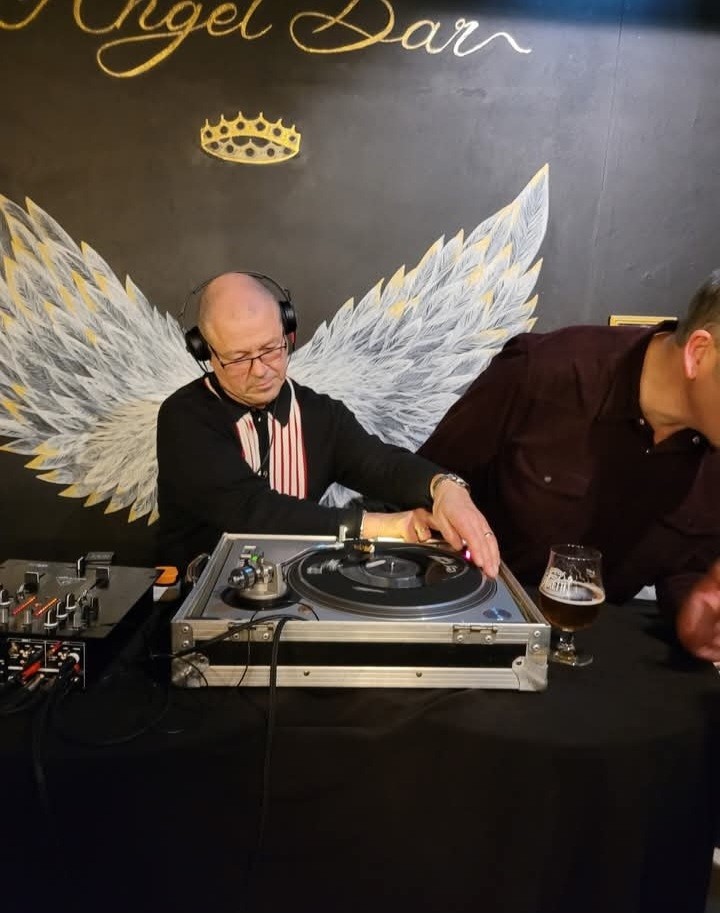 Gabicci1973's tweet image. A fine selection of Gabicci's on show at 'Funksville' in Caversham, Reading on Saturday evening.
Photos : Richard Rowland