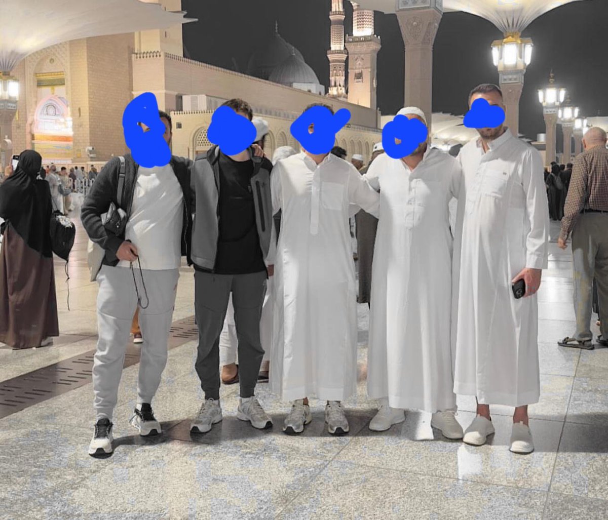 Allah kabul etsin Adem abi. Ne güzel bir ekip. 8 oyuncunun menajeri ile umre. Kabeye yürüyerek gidip gelsen yine temizlenemez