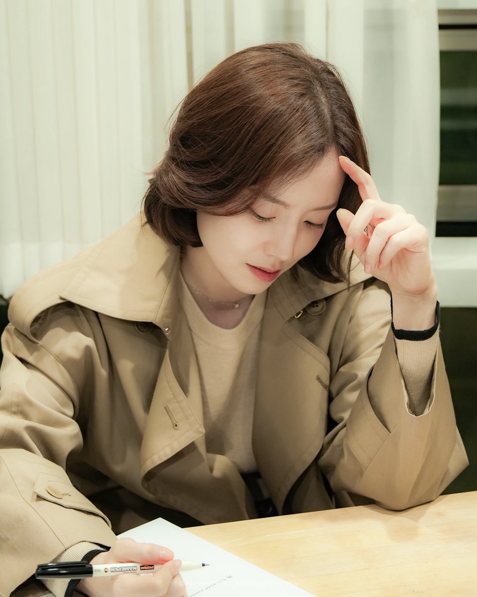 mcwevent1213's tweet photo. ჻჻჻჻჻჻჻჻჻჻჻჻჻჻჻჻჻჻჻჻჻჻჻჻჻჻჻
대본 리딩 현장 아니고 생카 방문
현장이라는 점......˖◛⁺

20분 넘게 문제 하나하나를 고민하면서 푼
채원 배우님 사진 공유합니다💌

#CHAErish_WONderful_moments
#문채원 #Moonchaewon https://t.co/f1VupUW3lZ