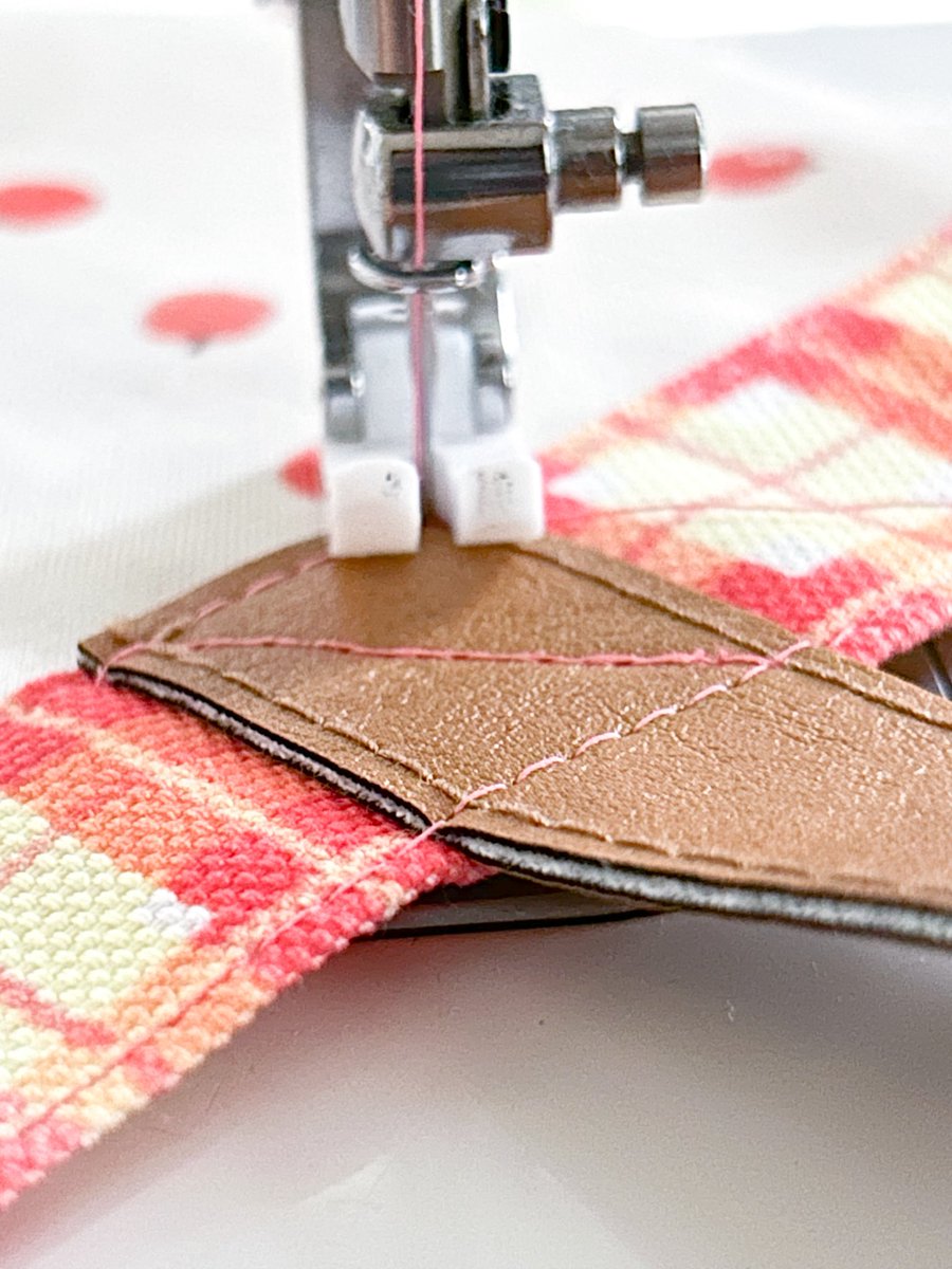 ミニトート持ち手の補強縫い。
大事なひと手間。