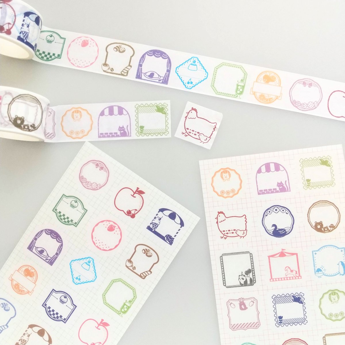 cando_official's tweet image. スタンプみたいなデザインをしたマスキング素材のシールです。
マスキングテープはミシン目入りなので切り取りやすいのが嬉しい♪

■スタンプ柄シール
　4510085336711　コレクションシール
　4510085336728　マスキングテープ２５ｍｍ

#キャンドゥ #100均