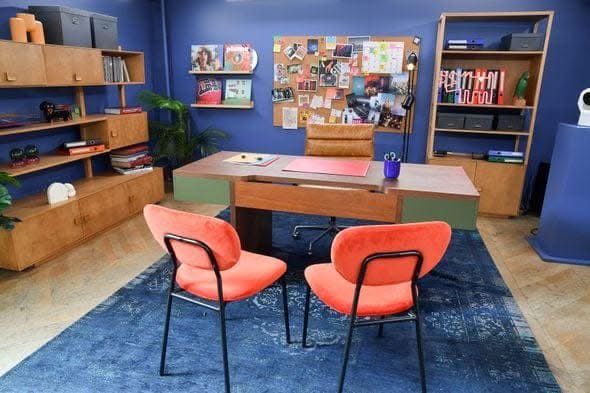 Une leçon d’anglais en un mois, un studio d’enregistrement qui doit forcément servir aux élèves mais que l’on ne voit pas (les académiciens y ont sûrement enregistré leur album), et un bureau du directeur quasi invisible. 3 petits points négatifs de cette saison de  #StarAcademy