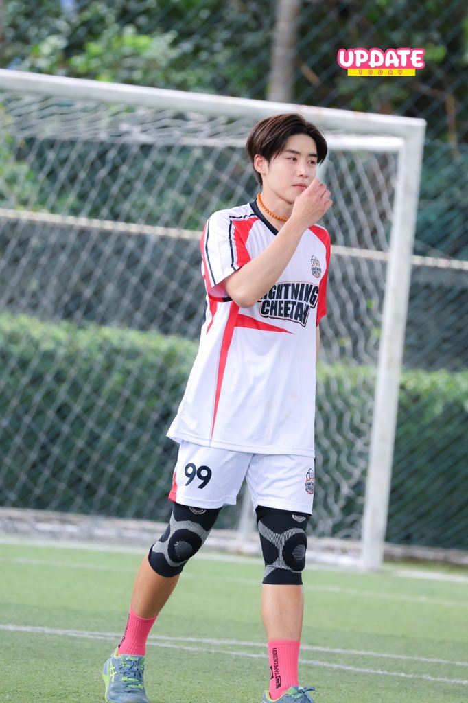 Update__today's tweet image. “เล้ง ธนพล” นำทีม “Lighting Cheetah” เตรียมพร้อมอุ่นเครื่องก่อนลงสนามในมหกรรมกีฬาสุดยิ่งใหญ่แห่งปี “GMMTV STARLYMPICS 2025” ⚽️✨

#GMMTVStarlympics2025
#LengThanaphon
#UPDATETODAY #ข่าวบันเทิง