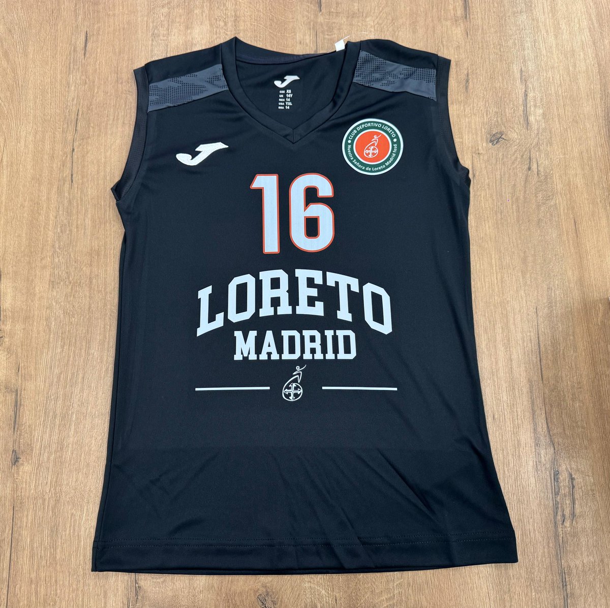 🏀🏐 Espectacular pack de equipación, camiseta de entrenamiento y chandal del <a href="/loretocolegio/">Colegio Loreto FESD Madrid</a> 

El diseño y la profesionalidad de la customizacion hacen que estos modelos @jomasport luzcan de manera increíble por todo Madrid los sábados. 

¡Mucha suerte en la temporada!
