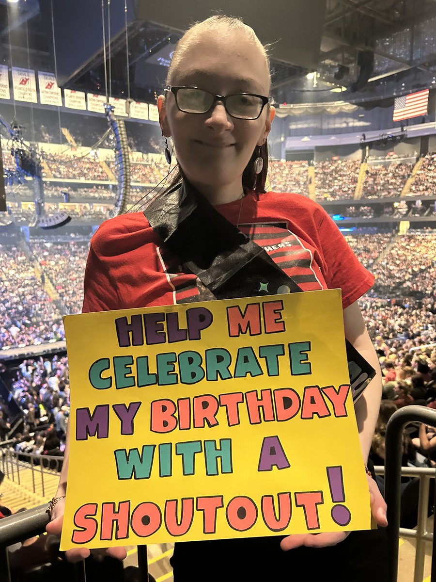 underdog_Kelly's tweet photo. Missing the Charlotte Show 4 my birthday bc my 🐈 got lost from our campsite = 😭 
2 nights @ @PruCenter celebrating my birthday w/@jonasbrothers @joejonas @nickjonas @kevinjonas @franklinjonas @papakjonas @deleasa , my mom &amp; grandma= 😊 
Make it 😁 w/a bday shoutout? Please &amp; TY https://t.co/Zxn1G6lrwI