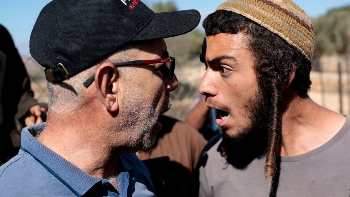 À gauche un fermier sur sa terre pour cueillir ses olives et à droite un envahisseur qui veut le chasser de sa terre et la lui prendre.
Celui d'à gauche est un Palestinien et l'autre est un colon israélien armé.
Voilà un résumé de ce qu'on appelle le "conflit israélo-palestinien"