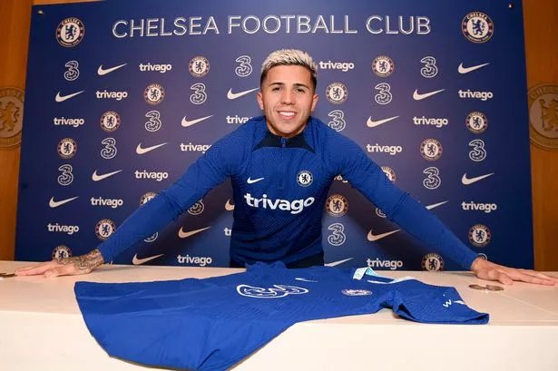 Blue_Footy's tweet photo. Enzo Fernandez opens up on that crazy deadline day Chelsea move:

🗣 "It was a month of a lot of chaos, transfers that were happening, transfers that weren't happening. Uh, I was very young at that time too. The truth is that incredible things were happening to me in football, but at that time, obviously, that month was all very crazy because one week I was going to Chelsea, the next week I wasn't going. 

That's how it was until the end of the month, uh, so nothing, it ended up happening on the last day of the market, a very high-value transfer and well, I think it was as it was and I tried to obviously enjoy it in the last few weeks. If it happened, great, and if it didn't, in the end I was at a club like Benfica that gave me everything, but it was crazy. It finally happened. 

Today I am in Chelsea. Uh, I went through an incredible process here at the club with many changes and well, today I feel very good with a group of people who are my teammates, with whom I share every day, with the coaching staff. The truth is that I feel very happy today."

~ @Koora_Break