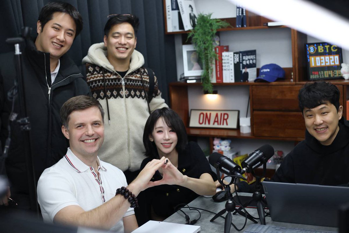 michaelh_0g's tweet image. Multiple media interviews with @bloomingbit_io , @_ppause and @hankyungmedia to chat about decentralized AI

Special thanks to the very talented @eunlaf1225 @prince0fseoul @youbin_kang for fun meetings, interviews, and setting things up