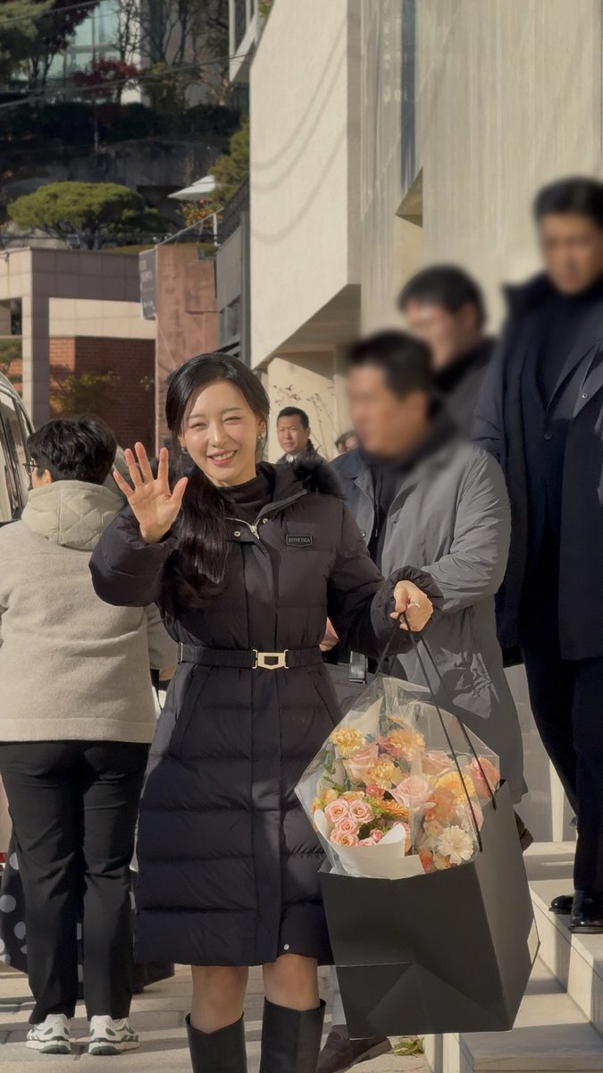 4k설정 꼭 하고 보시길...  
브랜드측에서 준비해주신 꽃 직접들고
폴짝폴짝 뛰어오는데 ㄹㅇ만화인줄앎..