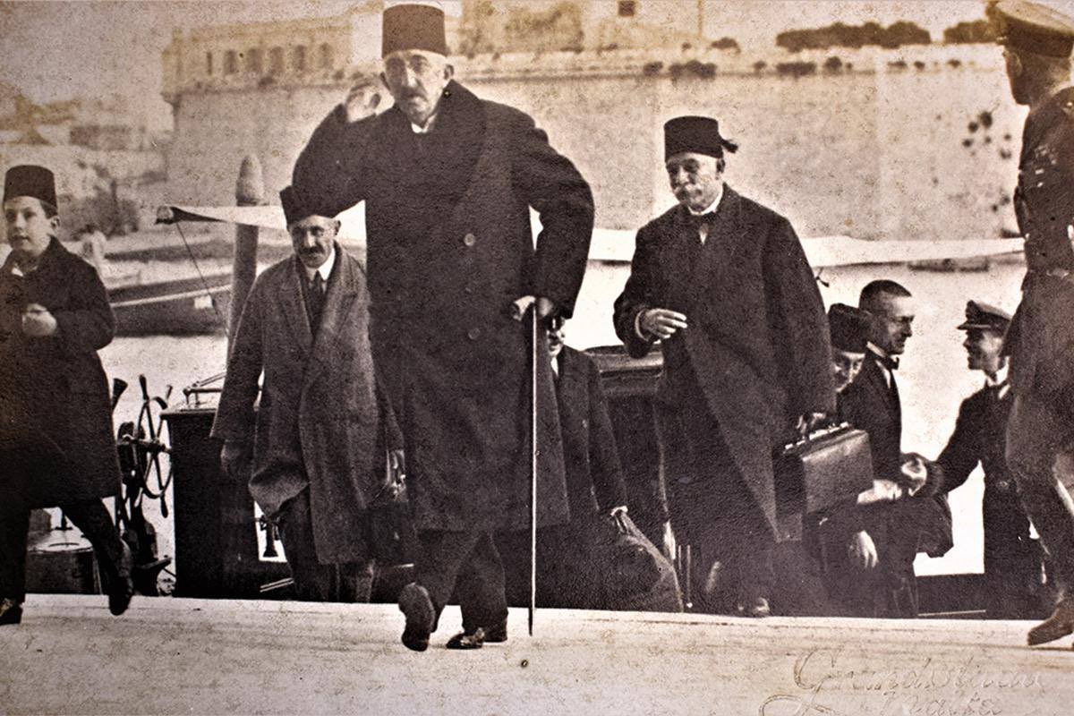 Tarihte bugün… 

103 yıl önce 17 Kasım 1922’de Vahdettin, İngiliz gemisiyle ülkeden kaçtı.