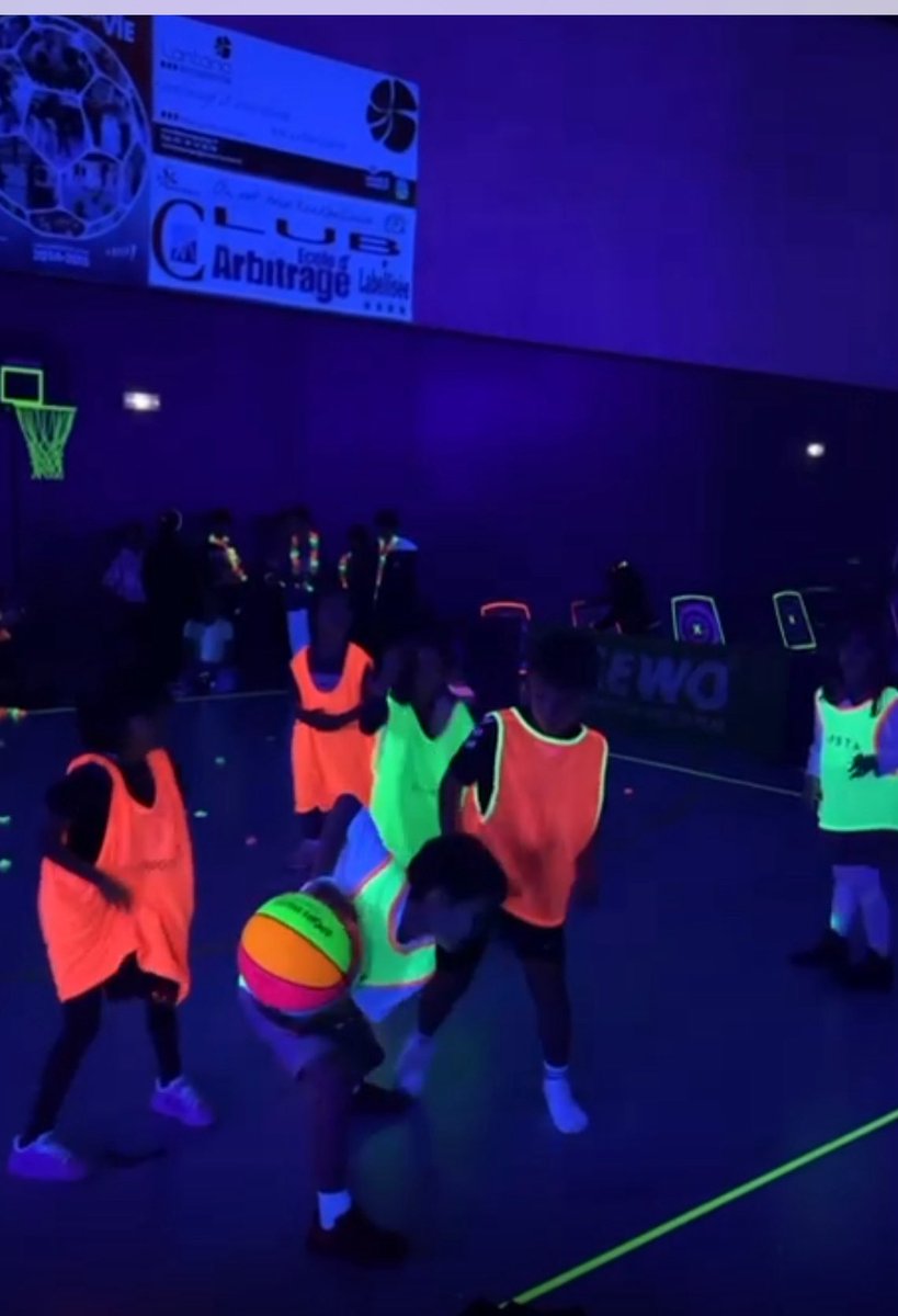 Joelle_CR's tweet image. Même durant le mois de novembre, les week-ends à Puteaux sont animés!

- Soirée Fluo au gymnase des pavillons qui a connu un énorme succès pour cette deuxième édition. Les sourires y brillaient !

#Puteaux