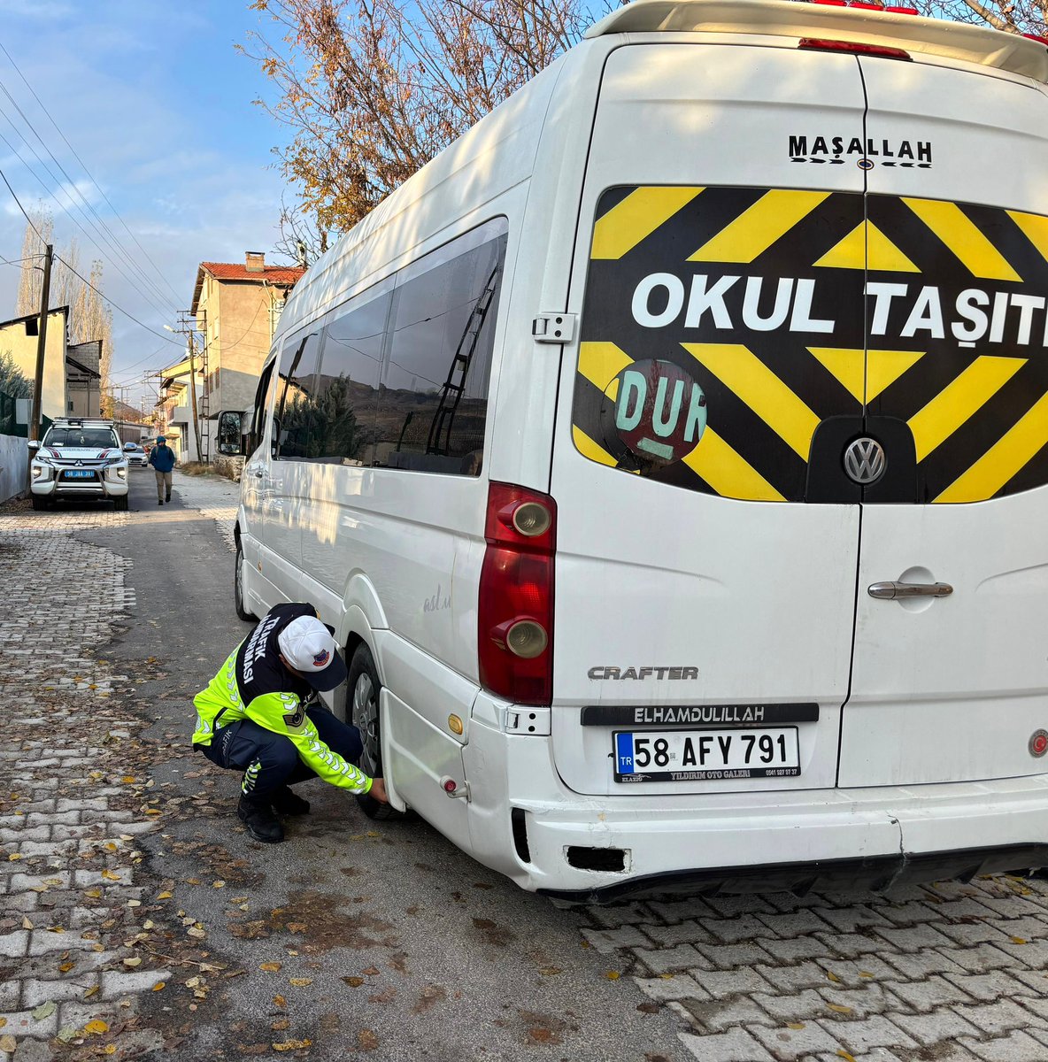 📌 Kış Denetimleri başladı.

Gürün İlçe Jandarma Komutanlığı Trafik Ekipleri tarafından , 15.11.2025 tarihi itibarıyla ticari araçlarda zorunlu hale gelen kış lastiği uygulaması kapsamında servis aracı ve şoförlerinin denetim çalışmaları aralıksız sürdürülmektedir.